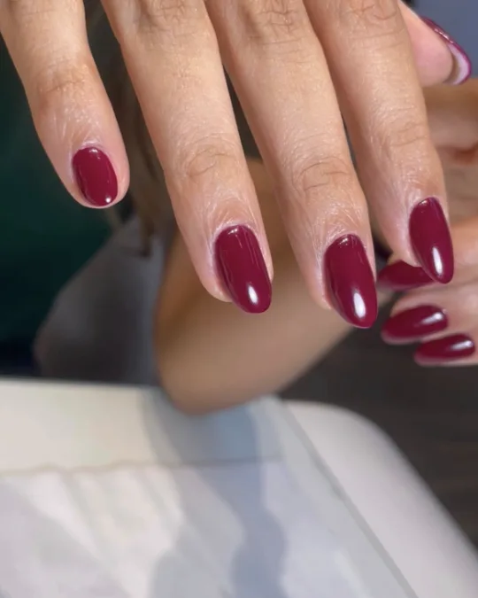 Vernis permanent bordeaux brillant sur ongles amande