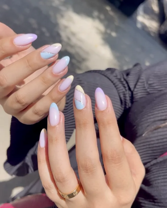 Nail art pastel en dégradé, ongles amande bleu et rose