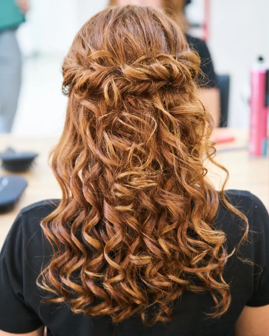 Boucles auburn travaillées en balayage, vues de dos dans le salon